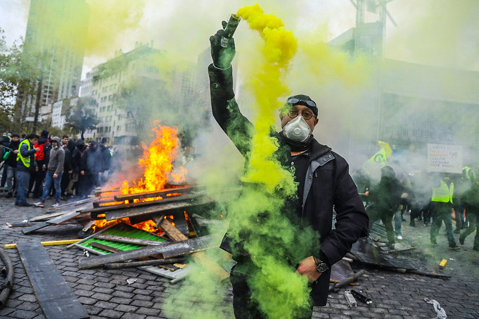 הפגנה מחאת האפודים הצהובים ב פריז שנה של הפגנות צרפת (צילום:  MCT)