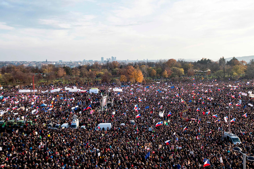 הפגנה ב פראג צ'כיה 30 שנה למהפכת הקטיפה (צילום: AFP)