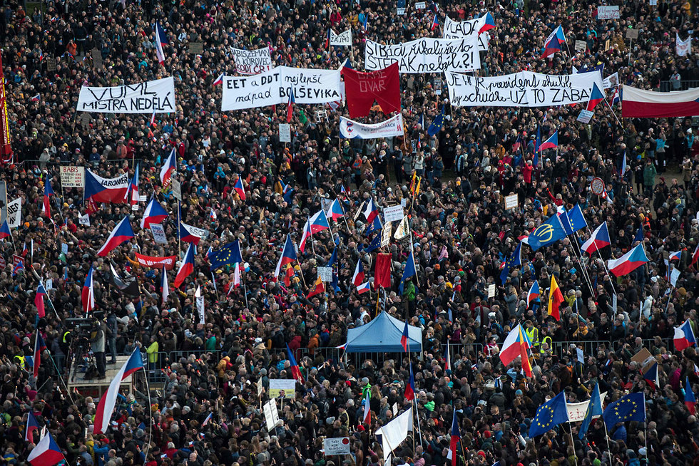 הפגנה ב פראג צ'כיה 30 שנה למהפכת הקטיפה (צילום: AFP)