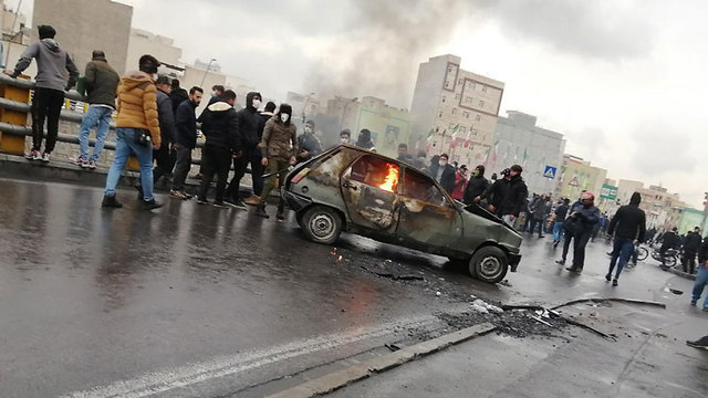 מחאה הפגנות הפגנה נגד מחיר מחירי דלק עיר אספהאן איראן (צילום: EPA)