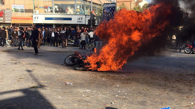 מחאה הפגנות הפגנה נגד מחיר מחירי דלק עיר אספהאן איראן (צילום: EPA)