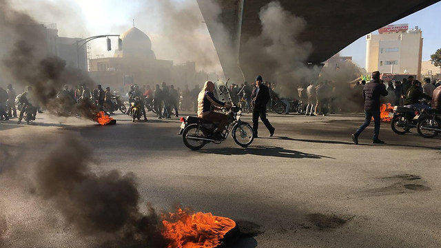 מחאה הפגנות הפגנה נגד מחיר מחירי דלק עיר אספהאן איראן (צילום: AFP)