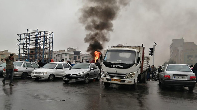 מחאה הפגנות הפגנה נגד מחיר מחירי דלק עיר טהרן איראן (צילום: AFP)
