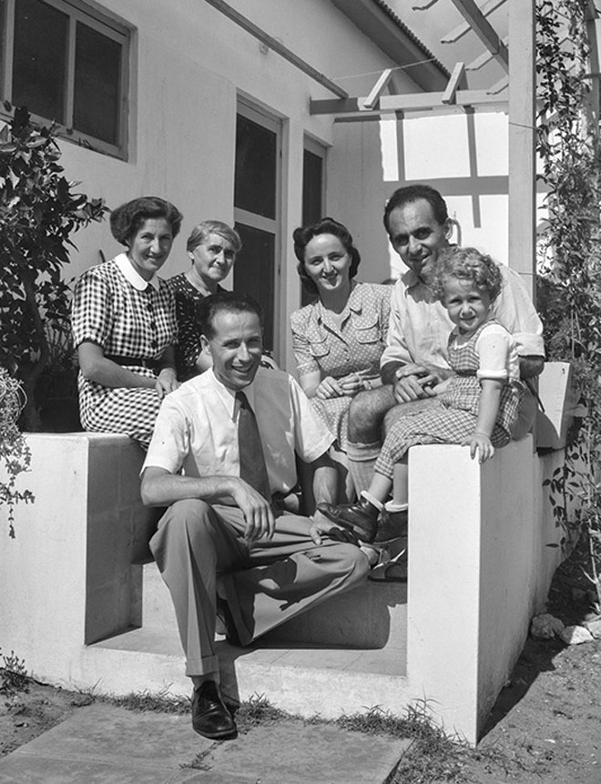 משפחת ויסנשטין וליש (רודי בחזית), הרצליה, 1941 (צילום: רודי ויסנשטין, מתוך ארכיון הצלמניה)