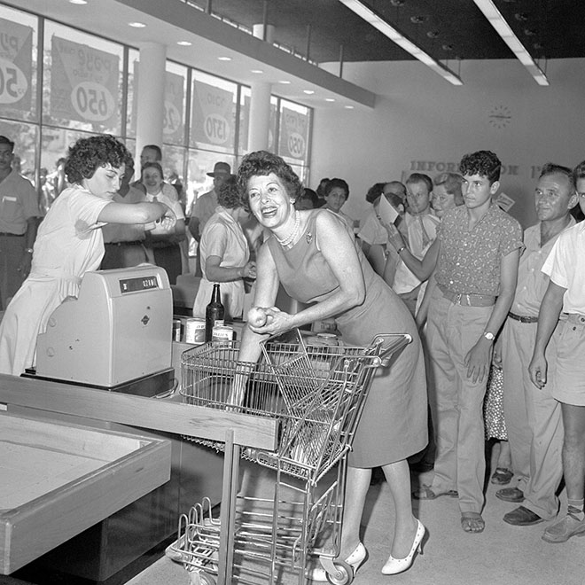 סופרמרקט בתל אביב, 1958 (צילום: רודי ויסנשטין, מתוך ארכיון הצלמניה)