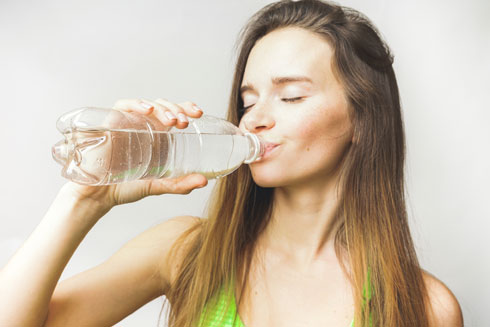 דאגו לבקבוק אישי צמוד, ושתו במועדים קבועים  (צילום: Shutterstock)