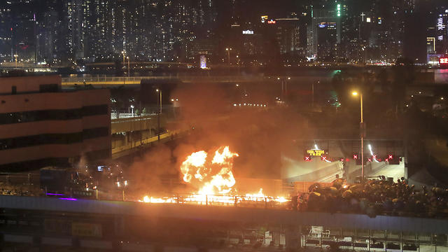 שריפה בגשר מחוץ לאוניברסיטה בהונג קונג (צילום: AP)