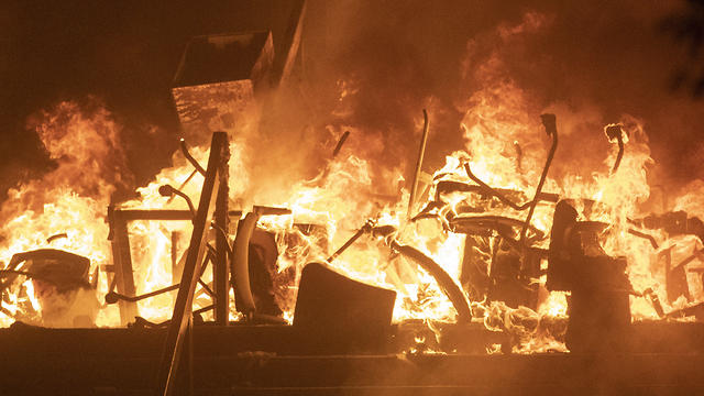 כיסאות עולים באש במהמות בהונג קונג (צילום: AP)