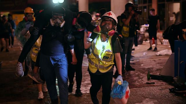 פצוע במהומות מפונה מהקמפוס (צילום: AFP)