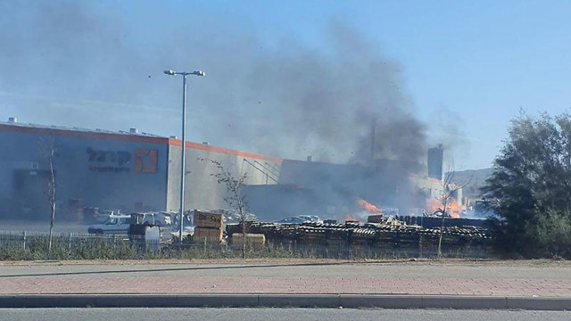 שריפה ב מפעל קרגל  (צילום:  קבוצת מדברים תקשורת)