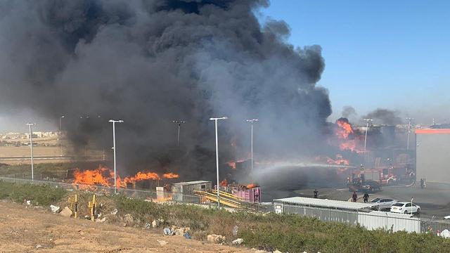 Пожар в промзоне Лехавим в Негеве