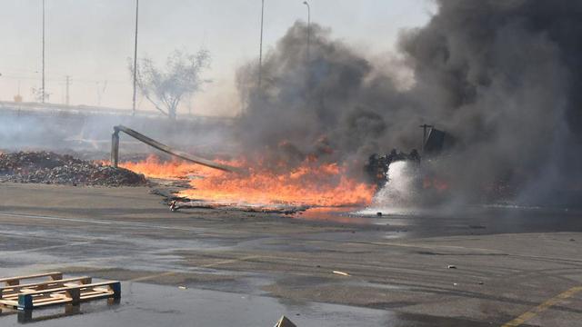 Пожар в промзоне Лехавим в Негеве. Фото: оперативная съемка Службы пожарной охраны