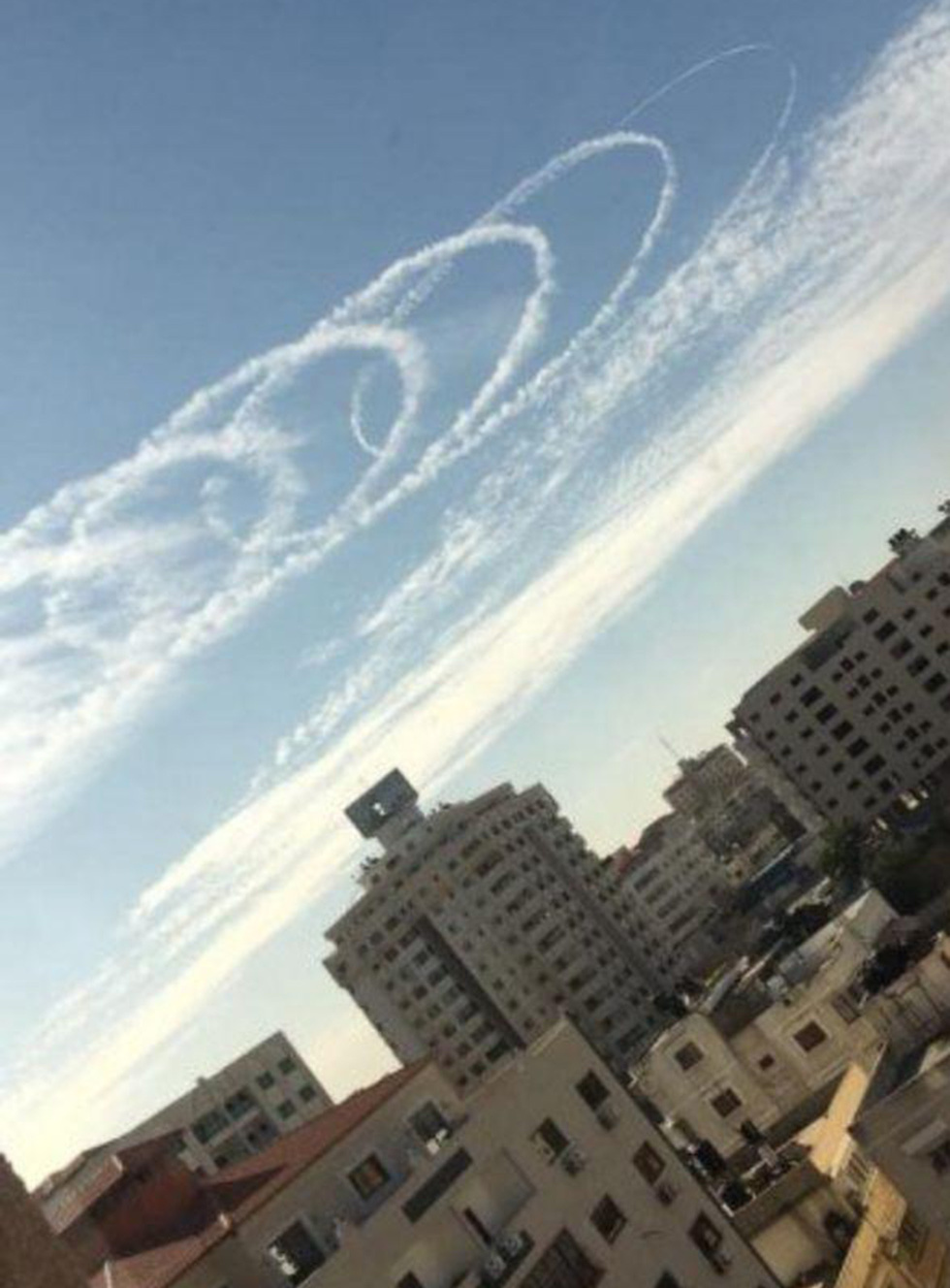 Следы самолетов ВВС ЦАХАЛа в небе над Газой