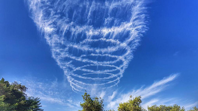 Конденсационные следы самолетов ВВС ЦАХАЛа. Фото: Инбар Таль