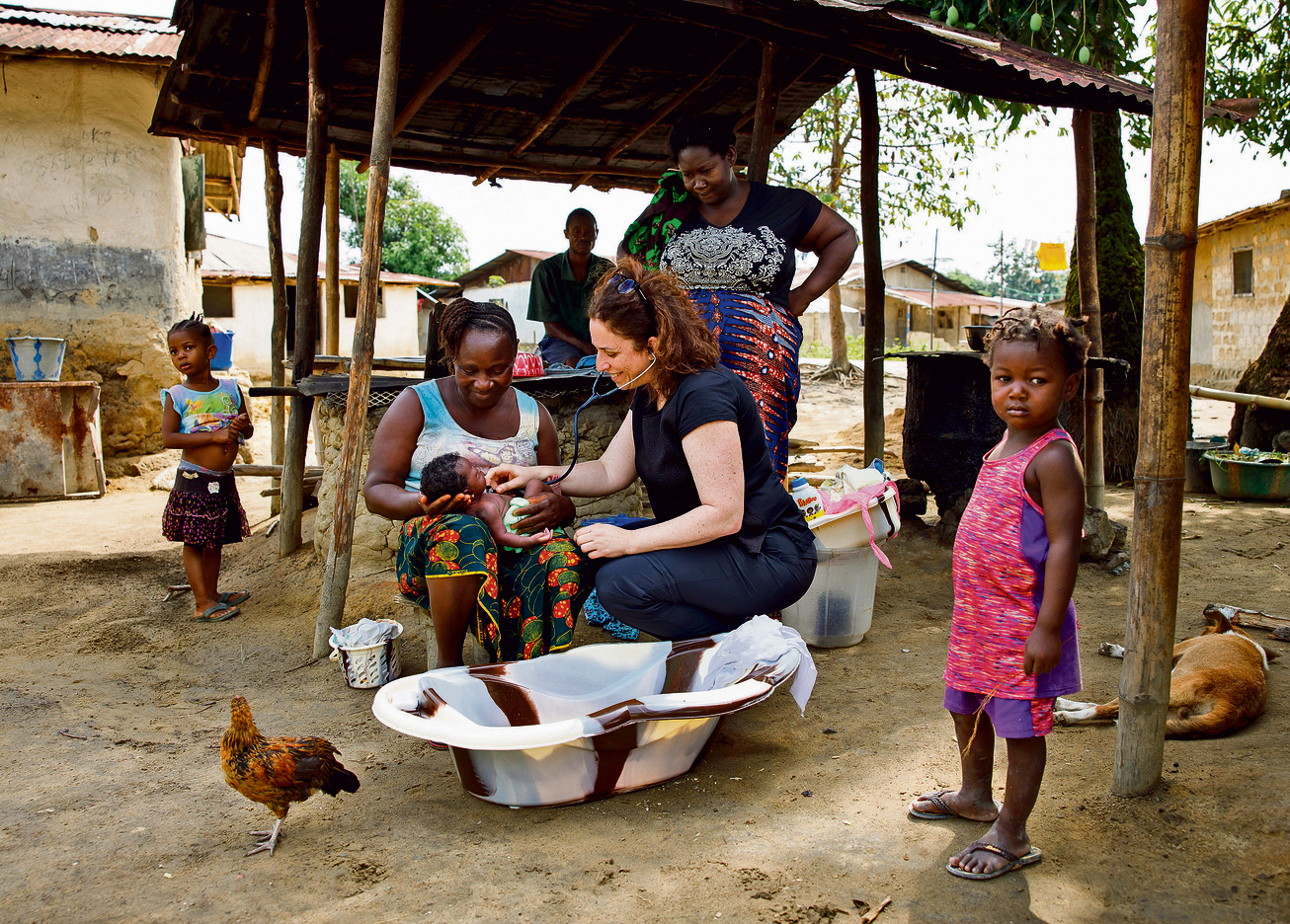 אמבטיה בחצר בניגריה: ד"ר מרום בפעולה | צילום: זיו קורן