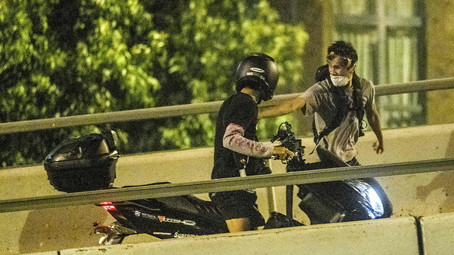 הונג קונג מפגינים התבצרו ב אוניברסיטה השתלשלו ב חבלים ו ברחו באופנוע (צילום: AFP)