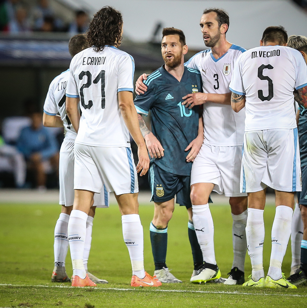Messi teasing Uruguayan striker Edinson Cavani (Photo: Oz Moalem)