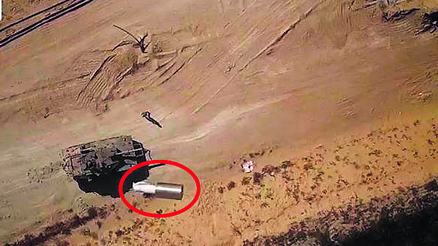 צילום מתוך סרטון של הג'יהאד האיסלאמי שמתעד הטלת מטען מרחפן על טנק ישראלי ולידו חייל ()