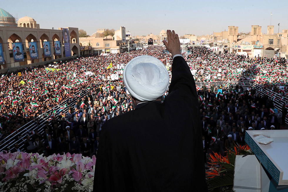 נשיא איראן חסן רוחאני נואם בפני תומכים בעיר יזד מכריז על גילוי שדה נפט חדש (צילום: AP)