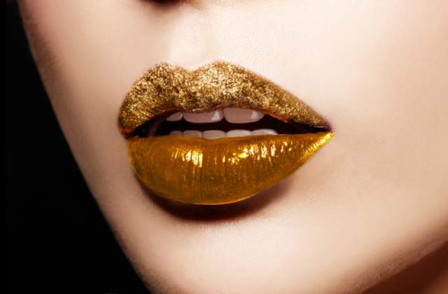 Золотистые губы с глиттером. Фото: shutterstock (Фото: shutterstock)