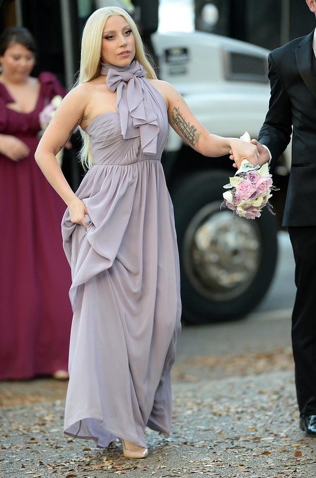 שמלה בגוון חציל. ליידי גאגא  (צילום: Splash News)