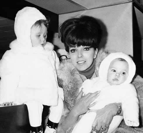 קולינס עם ילדיה, 1966 (צילום: AP)