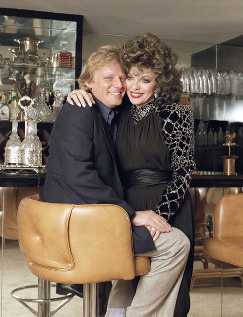 עם בעלה הרביעי פיטר הולם, בביתם בלוס אנג'לס. 1986 (צילום: AP)
