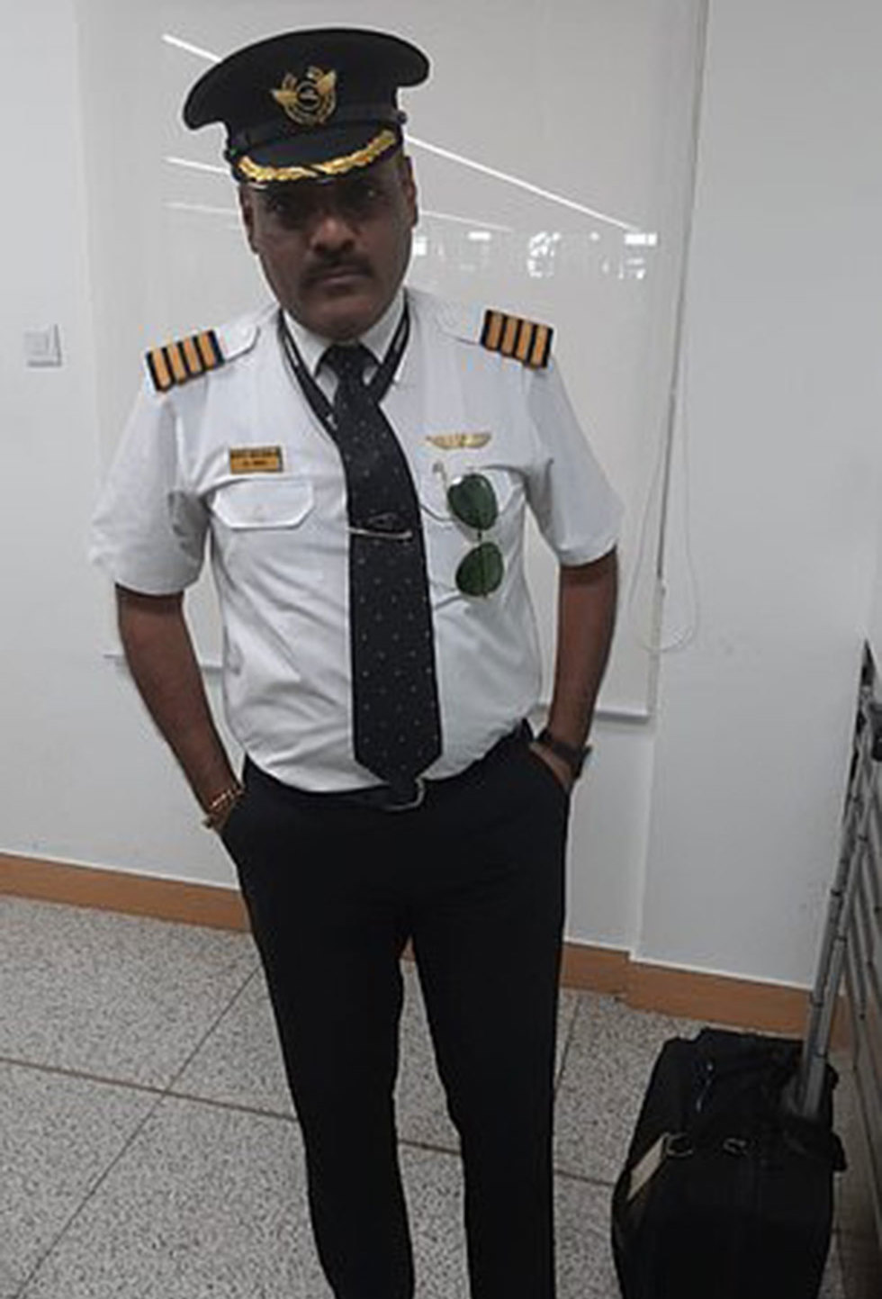 הודו גבר התחזה ל טייס נעצר ב שדה התעופה ()