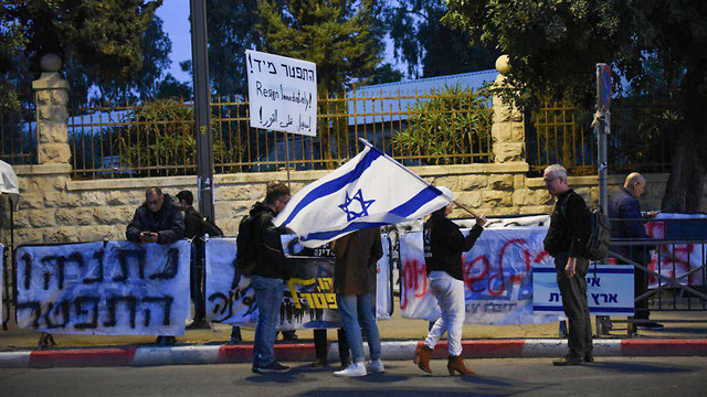 הפגנה נגד בנימין נתניהו במעון בבלפור (צילום: יואב דודקביץ')