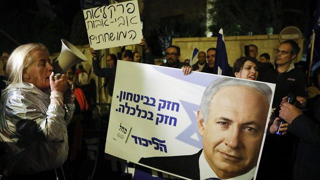 A protest in support of Benjamin Netanyahu in Jerusalem after his indictment for corruption was announced Thursday (Photo: AFP)