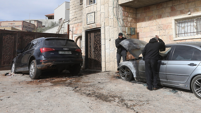 כלי רכב הושחתו ב גדה ה מערבית יהודה ו שומרון פשע שנאה  פלסטינים (צילום: EPA)