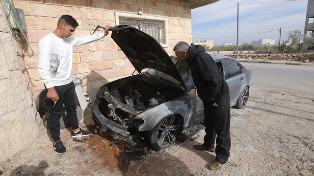 כלי רכב הושחתו ב גדה ה מערבית יהודה ו שומרון פשע שנאה  פלסטינים (צילום: EPA)