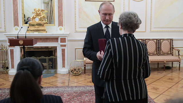 נשיא רוסיה ולדימיר פוטין מעניק אותות כבוד לאלמנות הרוגי ה פיצוץ המסתורי גרעיני ב צפון הרחוק ליד סברודבינסק (צילום: EPA)