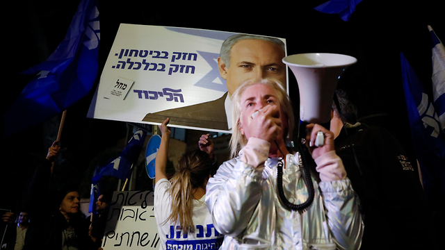 Pro-Netanyahu protest following indictment (Photo: AP)