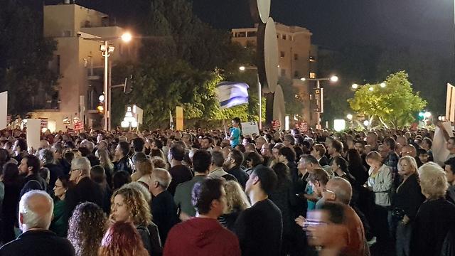 הפגנה נגד שחיתות כתב אישום בנימין נתניהו כיכר הבימה תל אביב (צילום: מוטי קמחי)