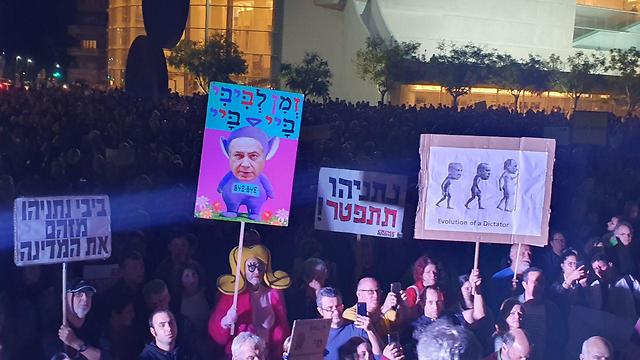 הפגנה נגד שחיתות כתב אישום בנימין נתניהו כיכר הבימה תל אביב ()