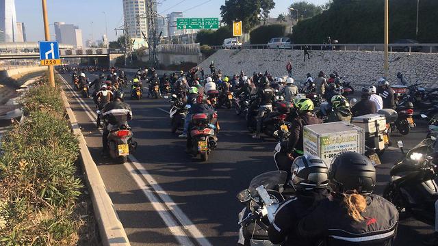 מחאת האופנועים עם תחילת האכיפה נגד נסיעה על שול הכביש (צילום: דני גולדברג)