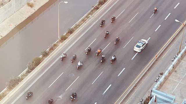 מחאת האופנועים עם תחילת האכיפה נגד נסיעה על שול הכביש (צילום: ישראל ברדוגו)