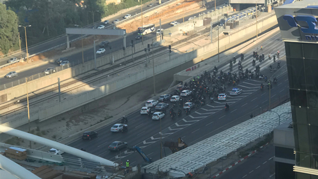 מחאת האופנועים עם תחילת האכיפה נגד נסיעה על שול הכביש (צילום: אלעד פלג)