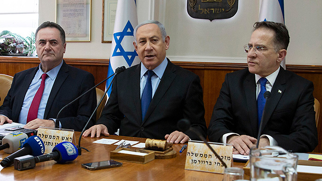 Prime Minister Benjamin Netanyahu at a governemnt meeting (center) (Photo: EPA)