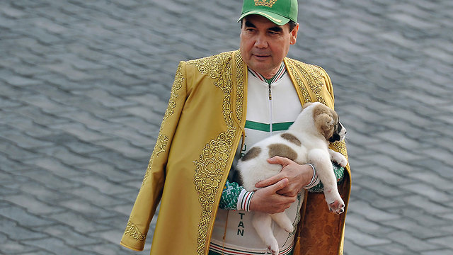 נשיא טורקמניסטן גורבנגולי ברדימוחמדוב כלב כלבים אלביי אלבאי (צילום: AFP)