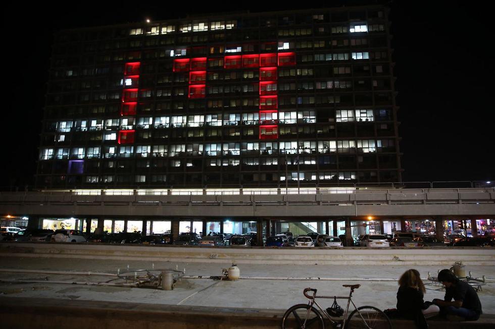 בניין עיריית תל אביב אור אדום הזדהות מאבק אלימות כלפי נשים (צילום: מוטי קמחי)