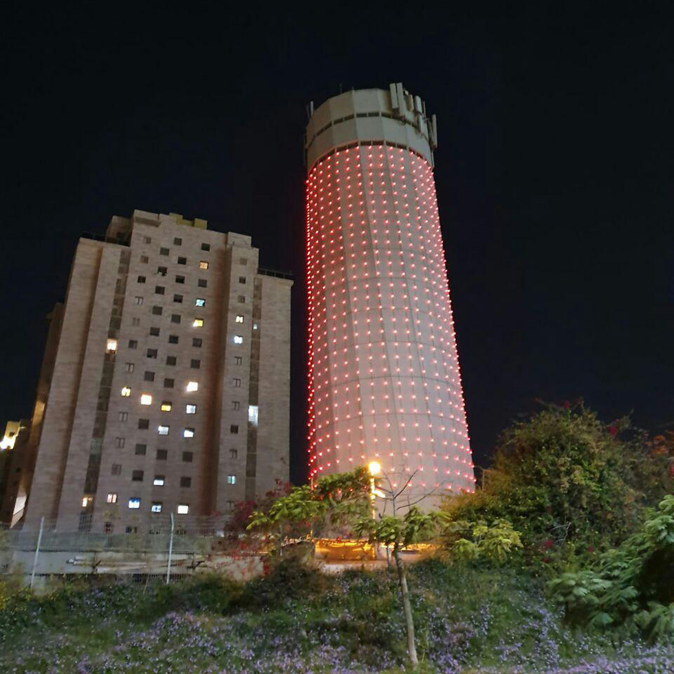 מגדל המים קריית אונו אור אדום הזדהות מאבק אלימות כלפי נשים (צילום: עיריית קריית אונו)