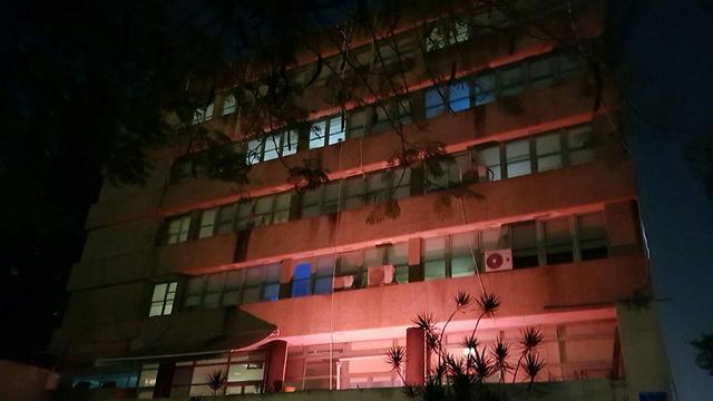 בניין ויצו תל אביב אור אדום הזדהות מאבק אלימות כלפי נשים ( צילום: יח