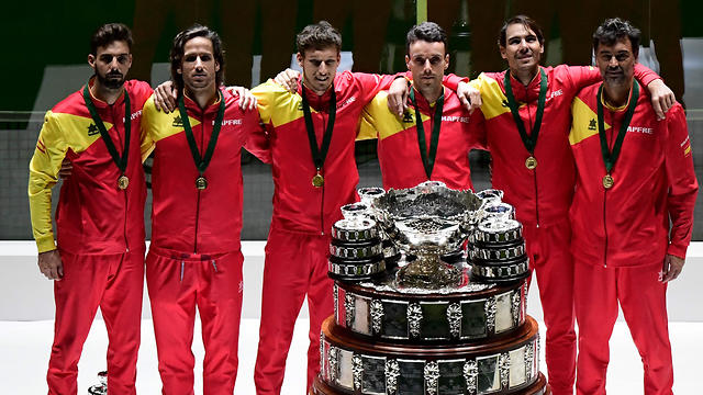 הספרדים עם הגביעים (צילום: AFP)