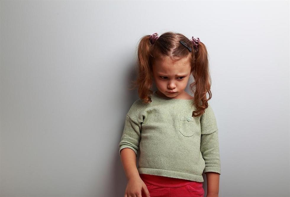 ילדה עצובה עם קוקיות  (צילום: shutterstock)