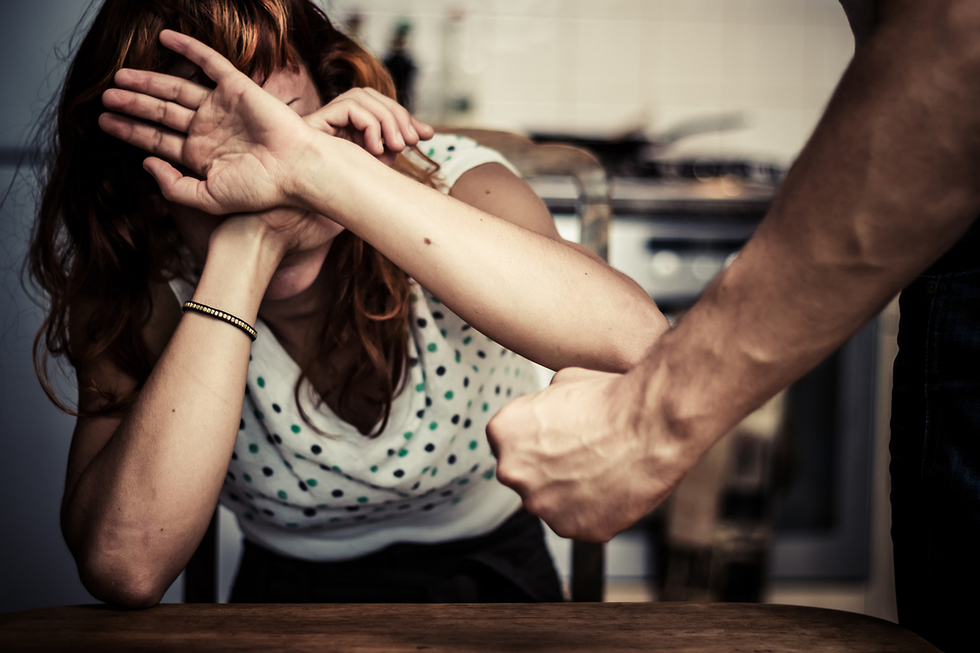 אשה מכסה את הפנים בידיים, גבר עם אגרוף קפוץ לידה עומד להכותה  (צילום: shutterstock)