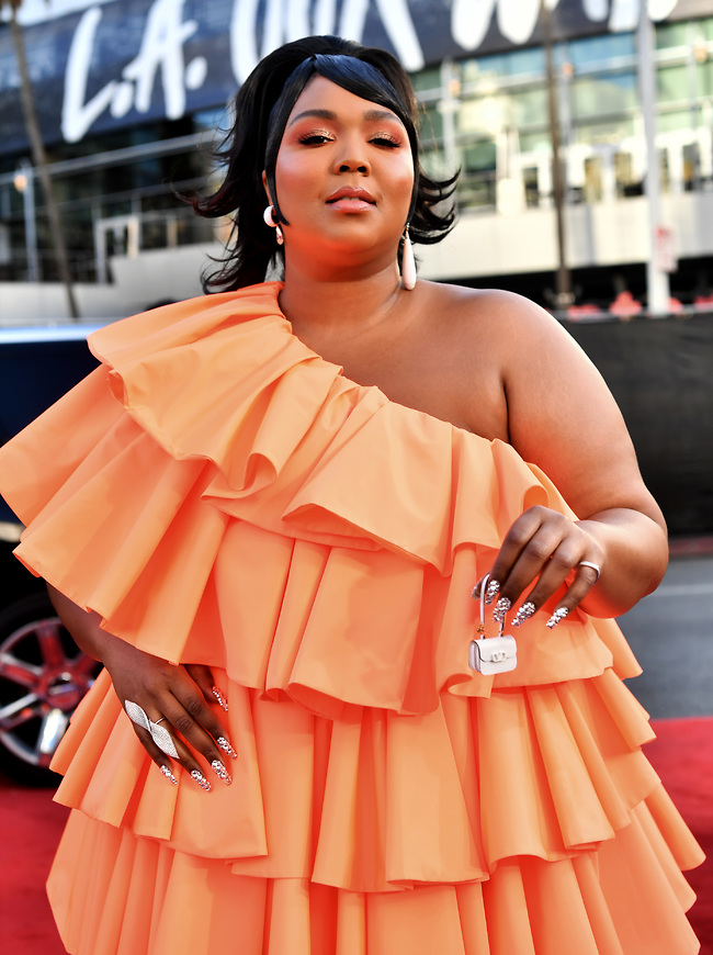 שימו לב לתיק. ליזו (צילום: Gettyimages)