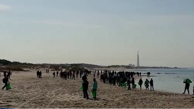 תלמידים מג'סר א זרקא במבצע ניקיון בחוף ()