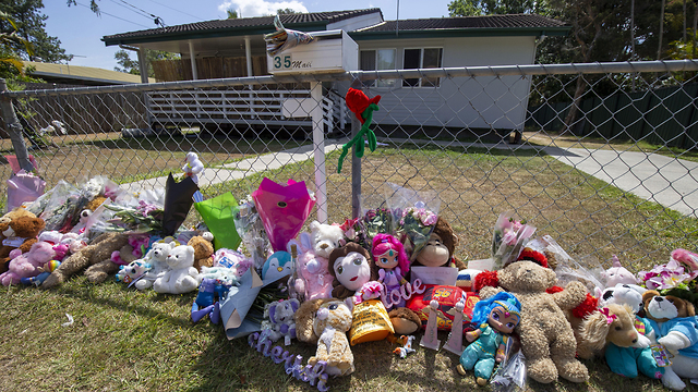  Жители городка устроили уголок памяти у дома, возле которого погибли дети. Фото: ЕРА